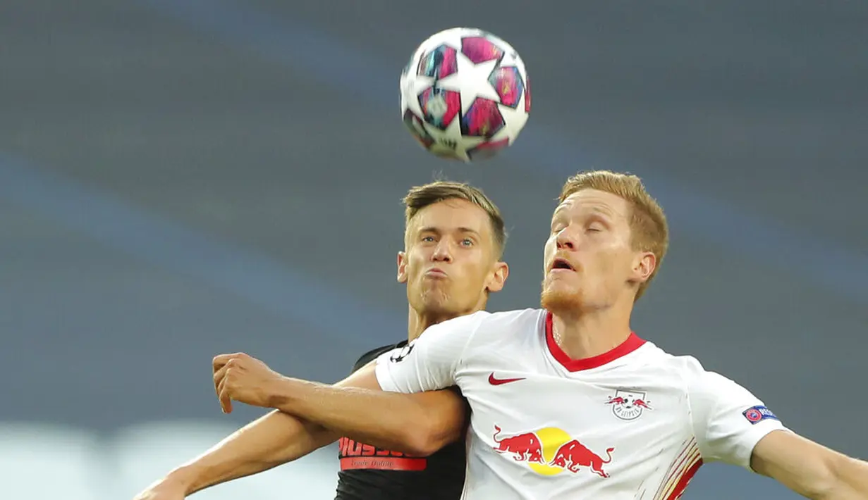 Pemain RB Leipzig, Marcel Halstenberg berebut bola dengan pemain Atletico Madrid, Marcos Llorente pada perempat final Liga Champions di stadion Jose Alvalade di Lisbon, Portugal, Kamis, (13/8/2020). RB Leipzig menang tipis 2-1 dan melaju ke semifinal. (Miguel A. Lopes/Pool Photo via AP)