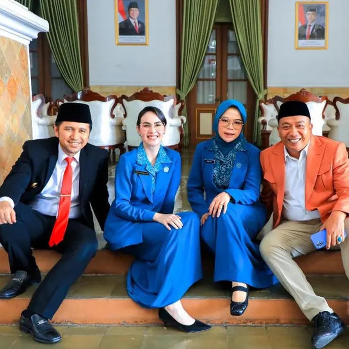 6 Outfit Ibu Pejabat ala Arumi Bachsin yang Penuh Wibawa, dari Batik Kekinian hingga Kebaya Elegan
