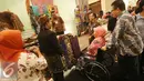 Pengunjung melihat produk yang ditawarkan dalam pemeran bertajuk Karya Kreatif Indonesia di Balai Kartini, Jakarta, Jumat (26/8). Pameran tersebut berlangsung pada 26-27 Agustus 2016. (Liputan6.com/Immanuel Antonius)