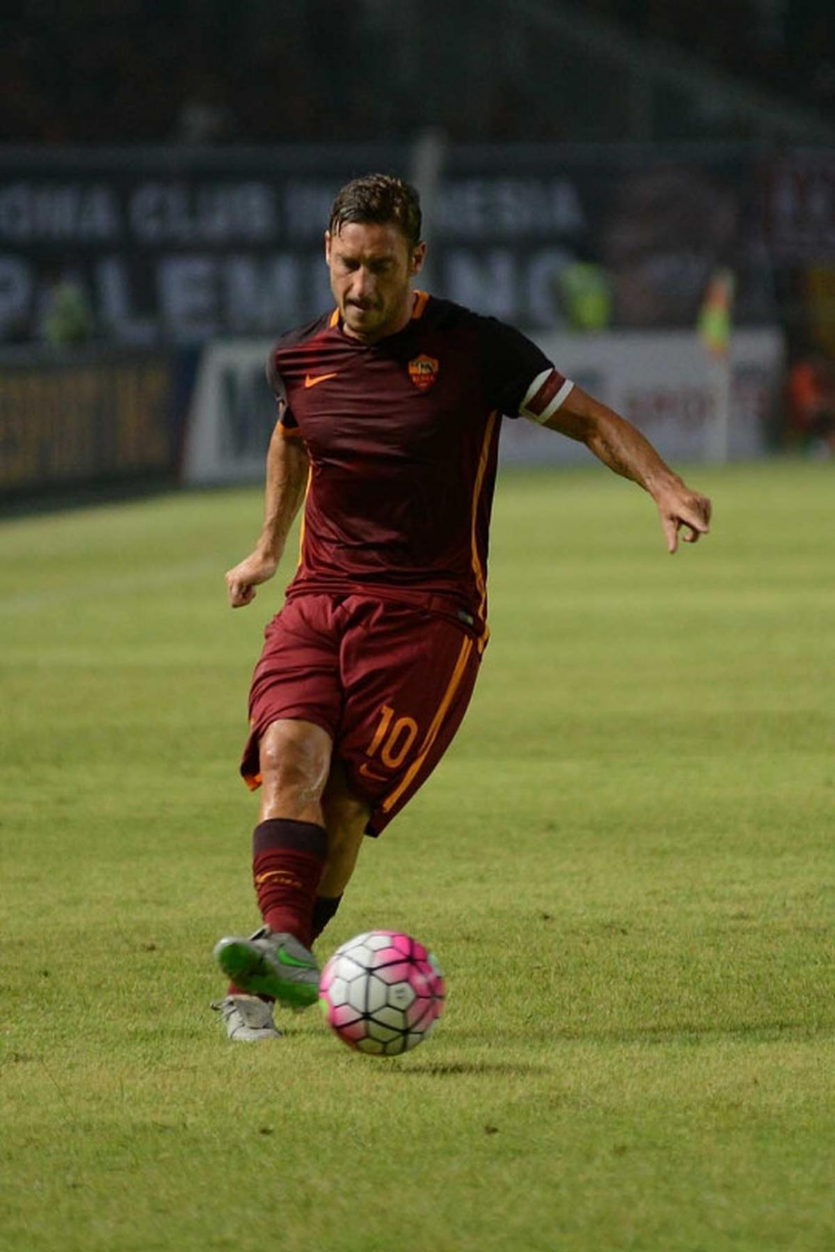 Aksi Totti dkk di laga AS Roma Indonesia Day 2015