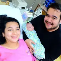 Tya Arifin dan Asyarf Khalid sangat gembira memiliki seorang bayi laki-laki (Instagram/@tyaarifinnw)