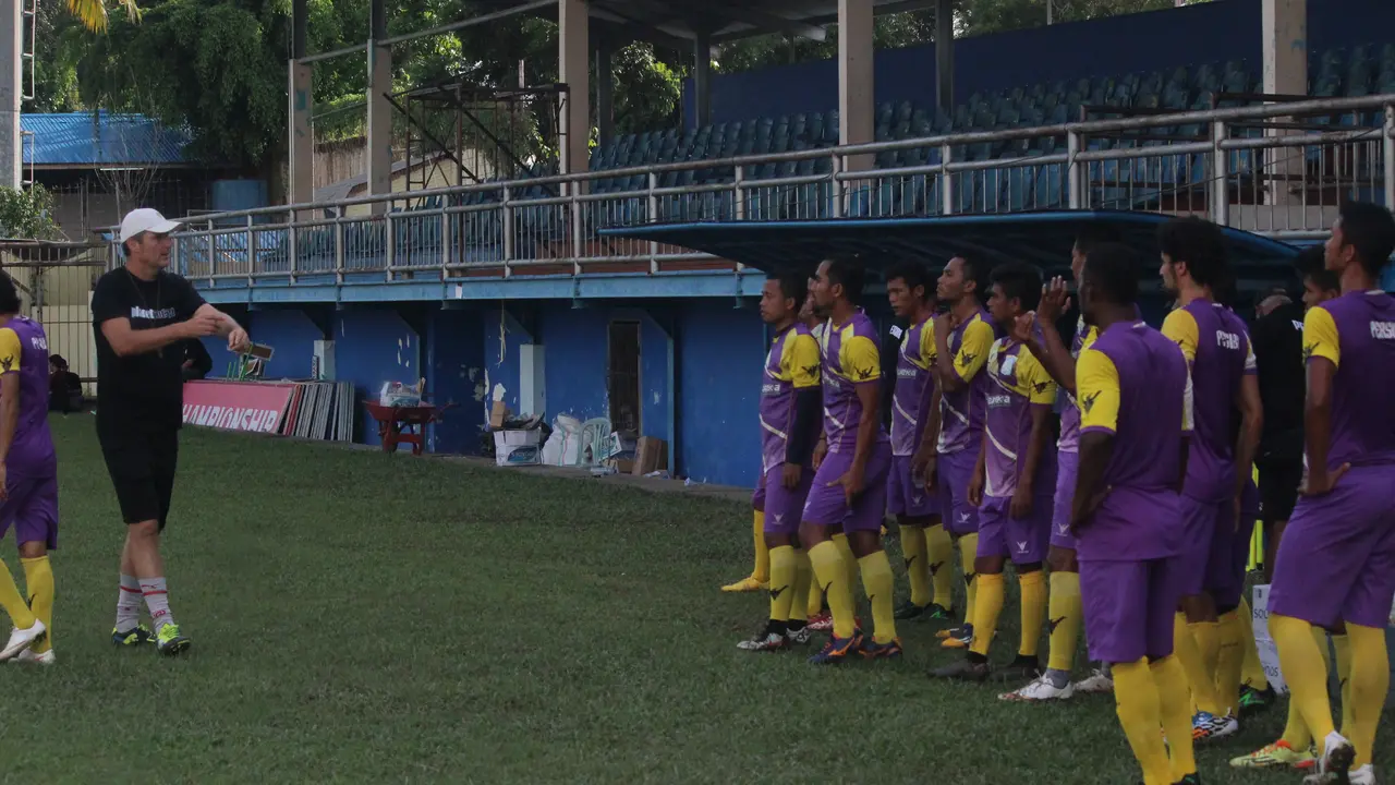 Pelatih Persiba Balikpapan Timo Scheunemann memimpin latihan.