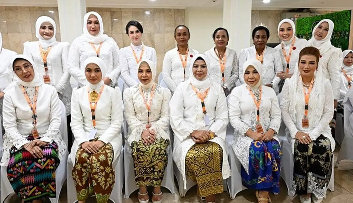 Wajah Arumi pun tampak lebih segar dan berseri dengan pulasan makeup yang jadi ciri khas [@arumibachsin_94]