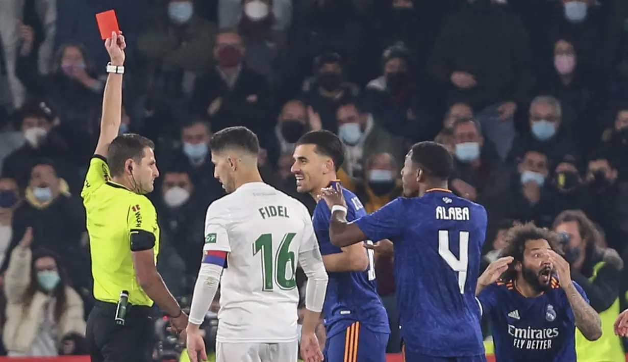 Wasit membrikan kartu merah kepada bek Real Madrid, Marcelo (kanan) saat melawan Elche selama pertandingan babak 16 besar Copa del Rey di stadion Martinez Valero di Elche, Spanyol, Jumat (21/1/2022). Hasil ini membawa pasukan Carlo Ancelotti lolos ke perempat final. (AP Photo/Alberto Saiz)