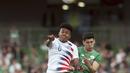 Pemain Amerika Serikat, Weston McKennie (kiri) melakukan duel udara dengan pemain Irlandia, Callum O'Dowda pada laga uji coba di Aviva Stadium, Dublin, (2/6/2018). Irlandia menang 2-1. (Brian Lawless/PA via AP)