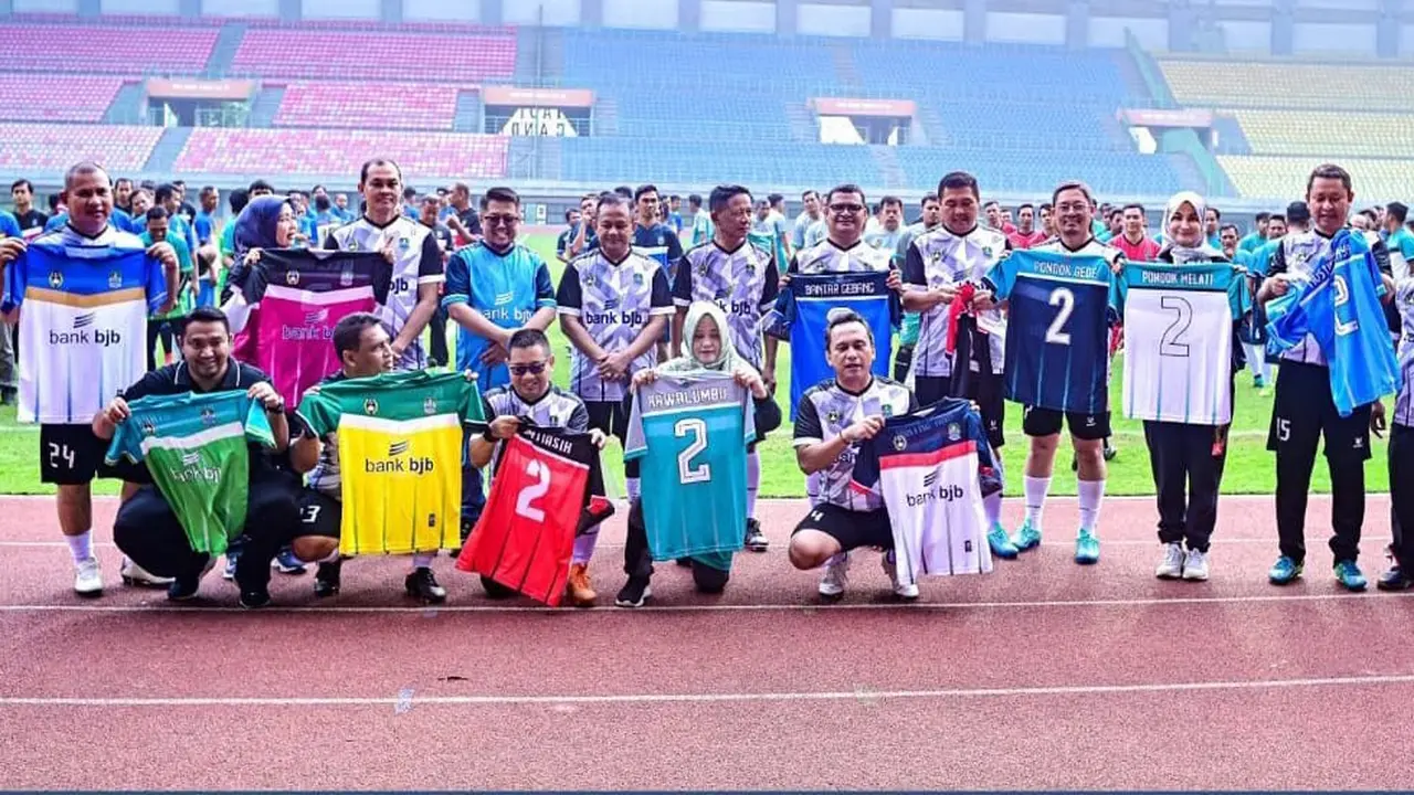 Foto sejumlah ASN Pemkot Bekasi memamerkan kaos olahraga bernomor punggung 2 di Stadion Patriot Candrabhaga diduga melanggar netralitas. (Istimewa)