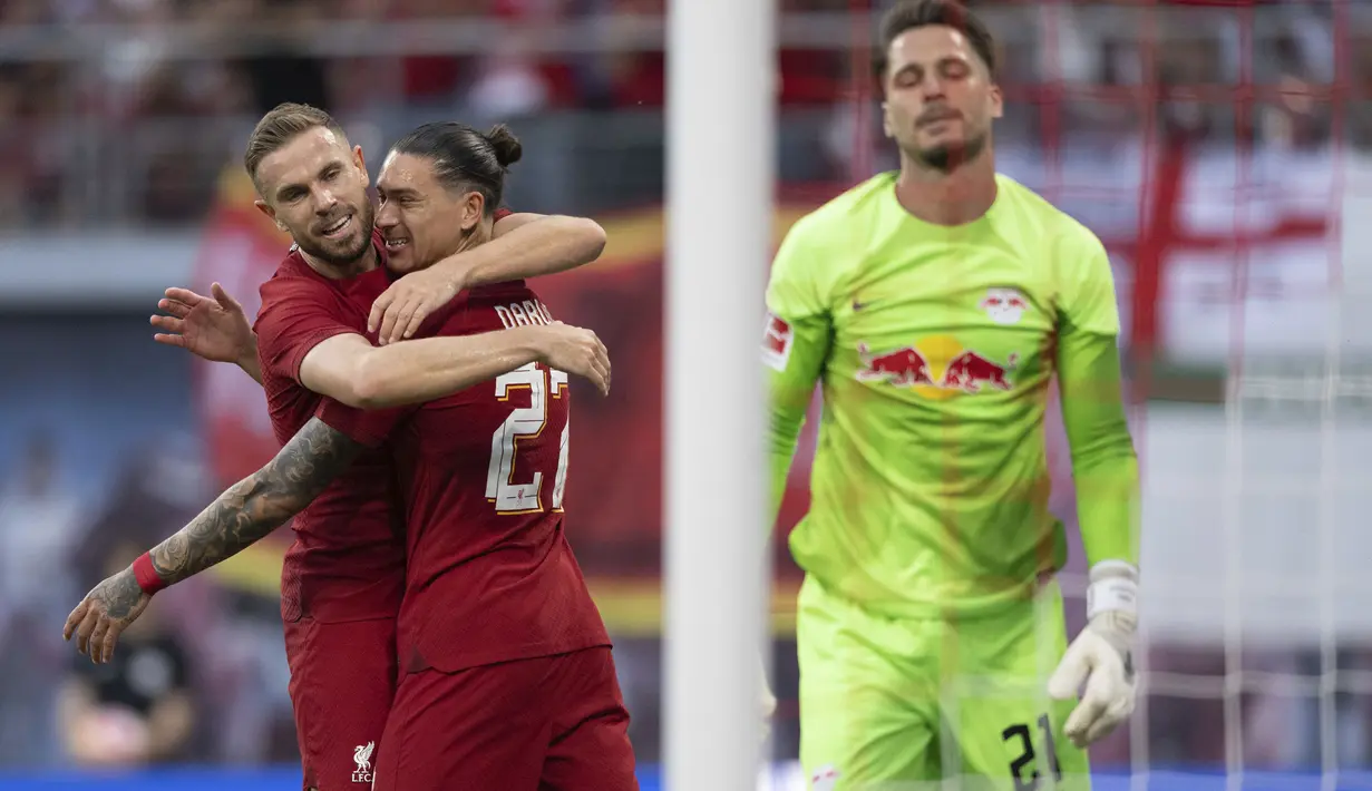 Darwin Nunez. Striker Uruguay berusia 23 tahun yang baru saja bergabung dengan Liverpool usai didatangkan dari Benfica dengan biaya 75 juta euro di bursa transfer musim panas 2022/2023 ini total telah 3 kali tampil dalam pramusim 2022/2023. Pada laga pertama (12/7/2022) menghadapi Manchester United di Rajamangala Stadium, Bangkok, Liverpool kalah 0-4 dan penampilannya banyak mendapat cibiran. Di laga kedua (15/7/2022) saat menang 2-0 atas Crystal Palace, penampilannya lebih baik meski belum mencetak gol. Pada laga ketiga (21/7/2022) saat menang telak 5-0 atas RB Leipzig, aksi ciamiknya menghasilkan 4 gol bagi The Reds. (dpa via AP/Hendrik Schmidt)