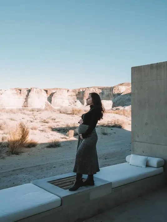 Maxi skirt dan kaus kerah tinggi serta boots (Foto: Instagram @nikitawillyofficial94)