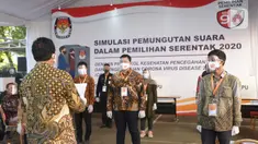 Petugas KPU saat mengikuti simulasi pemungutan suara dalam pemilihan serentak 2020 di Halam Kantor KPU, Jakarta, Rabu (22/7/2020). Simulasi pemungutan suara di TPS dengan menerapkan protokol kesehatan Covid-19. (merdeka.com/Imam Buhori)