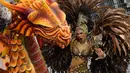 Penampilan seorang penari dari sekolah samba Mocidade Alegre saat mengikuti parade karnaval di Sambadrome di Sao Paulo, Brasil (24/2). (AFP/Nelson Almeida)