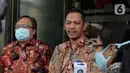 Menristek Bambang Brodjonegoro berjalan bersama Wakil Ketua KPK Nurul Ghufron menjawab pertanyaan wartawan usai melakukan pertemuan di gedung KPK, Jakarta, Selasa (16/6/2020). Pertemuan membahas mengenai hal terkait pendanaan penelitian riset teknologi inovasi. (merdeka.com/Dwi Narwoko)