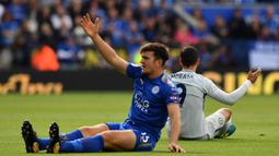 Bek Leicester, Harry Maguire, terjatuh saat berebut bola dengan striker Chelsea, Alvaro Morata, pada laga Premier League di Stadion King Power, Leicester, Sabtu (9/9/2017). Leicester kalah 1-2 dari Chelsea. (AFP/Ben Stansall)