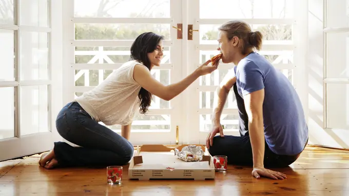 5 Hal yang Bisa Terjadi Ketika Kencan dengan Outgoing Introvert