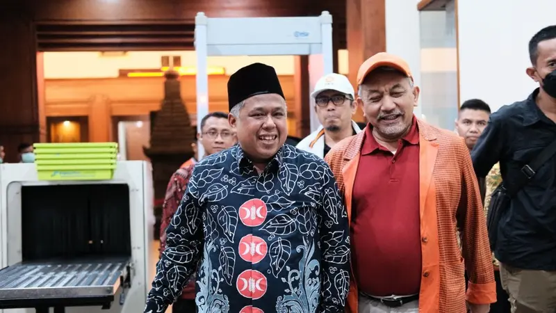 Kang Irwan menyambut kedatangan Presiden PKS, Ahmad Syaikhu di Bandara Juanda. (Istimewa).