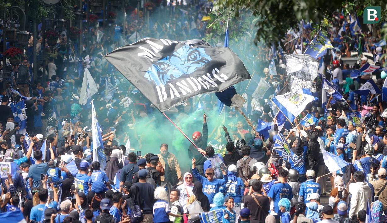 Bobotoh tumpah ruah saat merayakan kemenangan Persib Bandung sebagai juara BRI Liga 1 musim 2024/2025 dengan menggelar pawai meriah di Kota Bandung, Minggu (25/5/2025). (Bola.com/M Iqbal Ichsan)