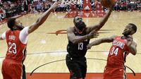 James Harden melewati adangan dua pemain New Orlean Pelicans (AP Photo/Eric Christian Smith)