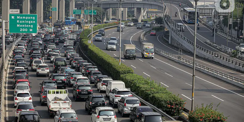 Kemacetan Tol Dalam Kota Akibat Penyekatan Terkait PPKM Darurat