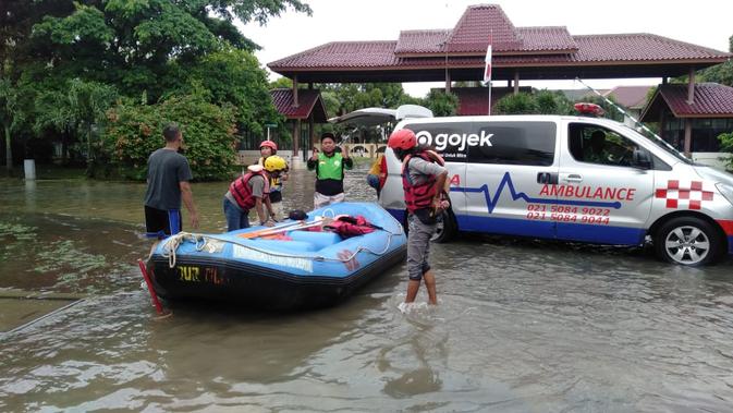 Tim Gojek turun langsung ke beberapa lokasi banjir di Jakarta dan sekitarnya, serta berhasil mengevakuasi setidaknya 105 jiwa yang terdiri dari mitra dan karyawan Gojek yang terdampak beserta keluarga (Foto: Gojek)