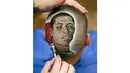 Selain wajah Lionel Messi, Rob Ferrel, juga melukiskan wajah bintang sepak bola Meksiko, Javier Hernández Balcazar, atau dikenal sebagai "Chicharito" di kepala pelanggannya di San Antonio, Texas, (30/6/2014). (REUTERS/Ashley Landis)