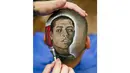 Selain wajah Lionel Messi, Rob Ferrel, juga melukiskan wajah bintang sepak bola Meksiko, Javier Hernández Balcazar, atau dikenal sebagai "Chicharito" di kepala pelanggannya di San Antonio, Texas, (30/6/2014). (REUTERS/Ashley Landis)