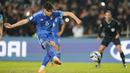 Pemain Timnas Italia U-20, Cesare Casadei, mencetak gol melalui tendangan penalti ke gawang Timnas Inggris U-20 pada babak 16 besar Piala Dunia U-20 2023 di Stadion La Plata, Rabu (31/5/2023). Italia menang dengan skor 2-1 atas Inggris. (AP Photo/Ivan Fernandez)
