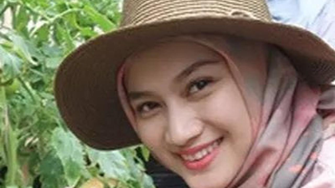 Meskipun berhijab, Melody Laksani selalu memilih outfit yang nyaman. Gaya busananya seringkali modis.