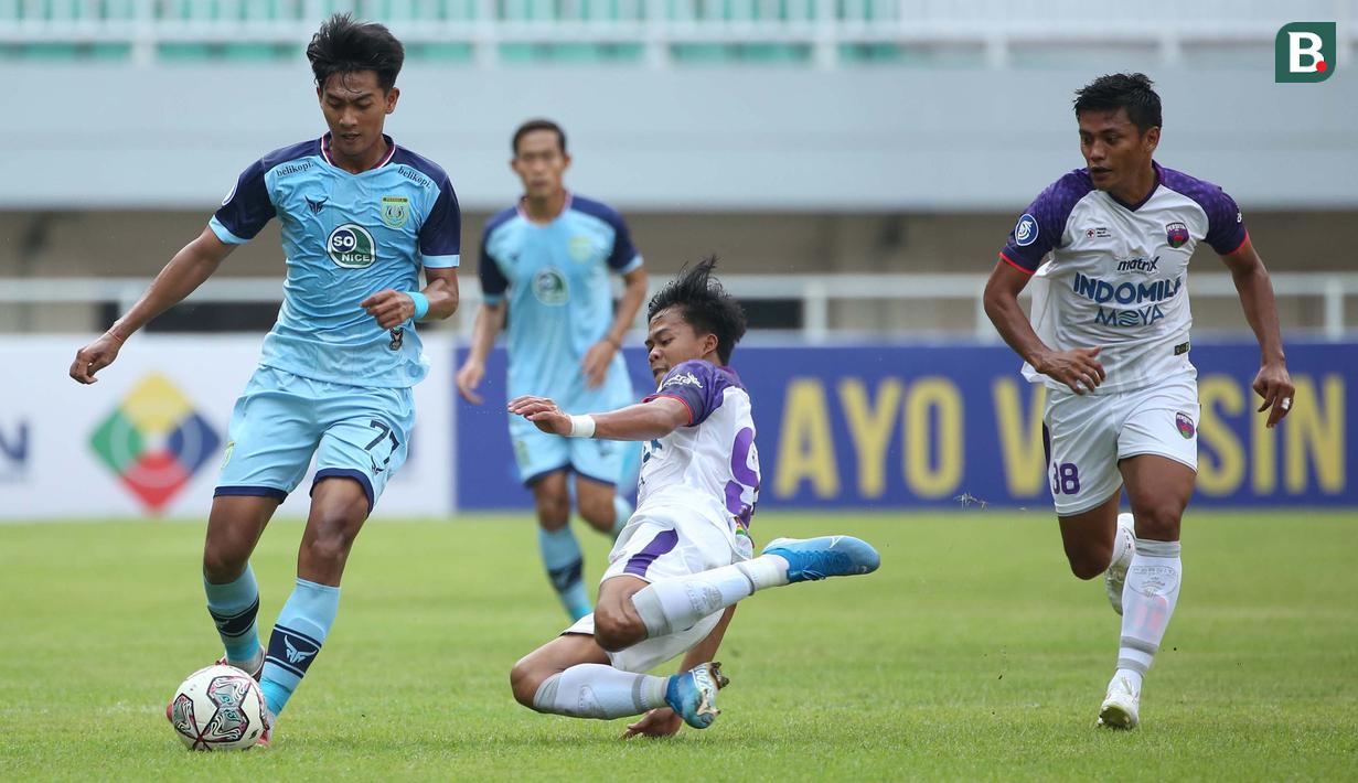 Kedua tim memainkan permainan dengan tempo yang relatif lambat untuk saling menunggu dalam mencari momentum penyerangan setidaknya sampai 10 menit pertama. Persita tampil lebih tenang dalam menguasai bola umpan satu-dua yang membuat lebih percaya diri. (Bola.com/Ikhwan Yanuar)