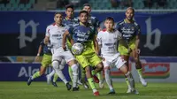 Pemain Persib Bandung, Ricky Kambuaya (tengah) berusaha menghalau bola pada laga lanjutan BRI Liga 1 2022/2023 antara Persib Bandung melawan Persis Solo di Stadion Pakansari, Bogor, Selasa (04/04/2023). (Bola.com/Bagaskara Lazuardi)