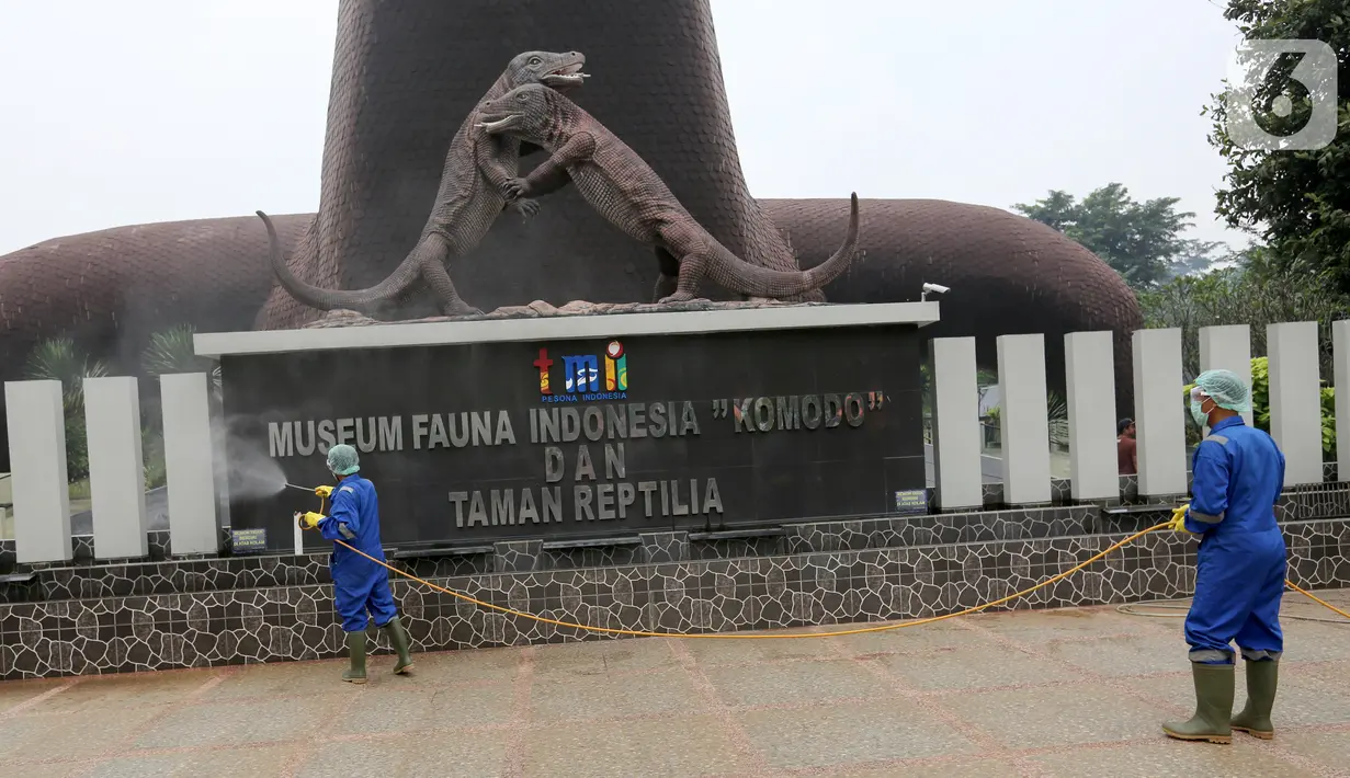 <p>Petugas menyemprotkan cairan disinfektan di area Museum Fauna Indonesia Komodo dan Taman Reptilia, TMII Jakarta, Rabu (18/3/2020). Penyemprotan disinfektan di setiap lokasi wisata dan anjungan sebagai antisipasi terhadap penyebaran virus Corona (Covid-19). (Liputan6.com/Fery Pradolo)</p>