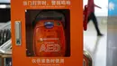 Sebuah automated external defibrillator (AED) terlihat di Stasiun Kereta Bawah Tanah Xidan di Beijing, China, 27 Oktober 2020. Pada akhir 2022, semua stasiun transportasi berbasis rel di kota itu akan dilengkapi dengan perangkat kesehatan tersebut. (Xinhua/Zhang Chenlin)