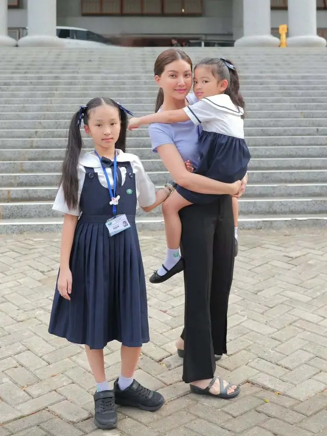 Inspirasi Outfit Antar Anak Sekolah ala Sarwendah