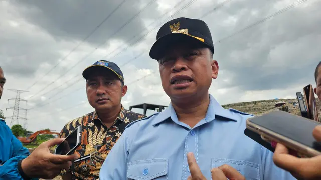 Wali Kota Depok, Supian Suri usai meninjau kondisi TPA Cipayung yang mengalami overload, Depok.