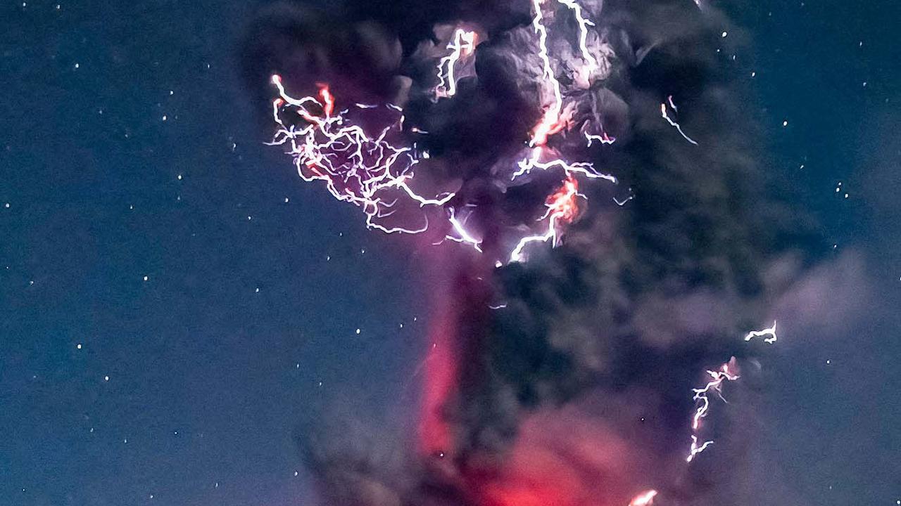 FOTO: Dahsyatnya Erupsi Gunung Lewotobi Laki-Laki, Kilatan Petir Mengiringi Semburan Abu Setinggi 10 Kilometer