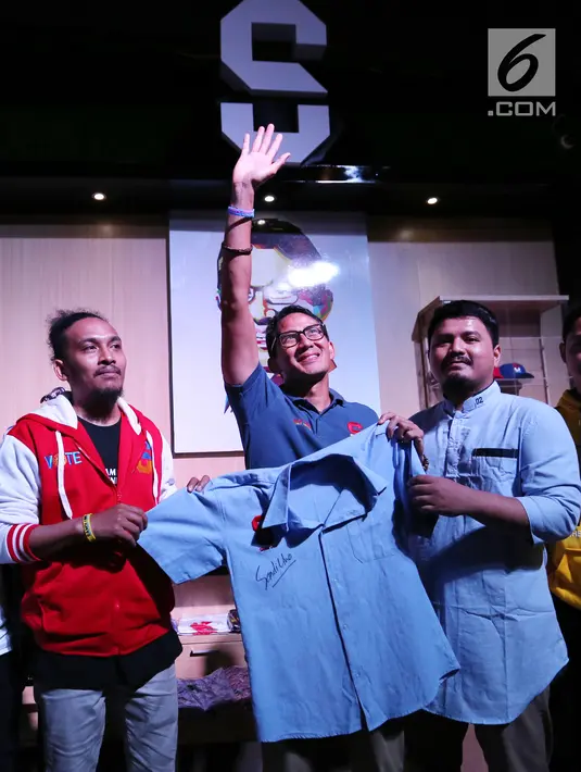 Cawapres nomor urut 02, Sandiaga Uno menunjukkan baju yang telah ditandatangani pada peluncuran merchandise Thesandiuno, di Jakarta, Senin (04/2). Merchandise Thesandiuno didesain styles menyasar pangsa pasar milenial. (Liputan6.com/Fery Pradolo)