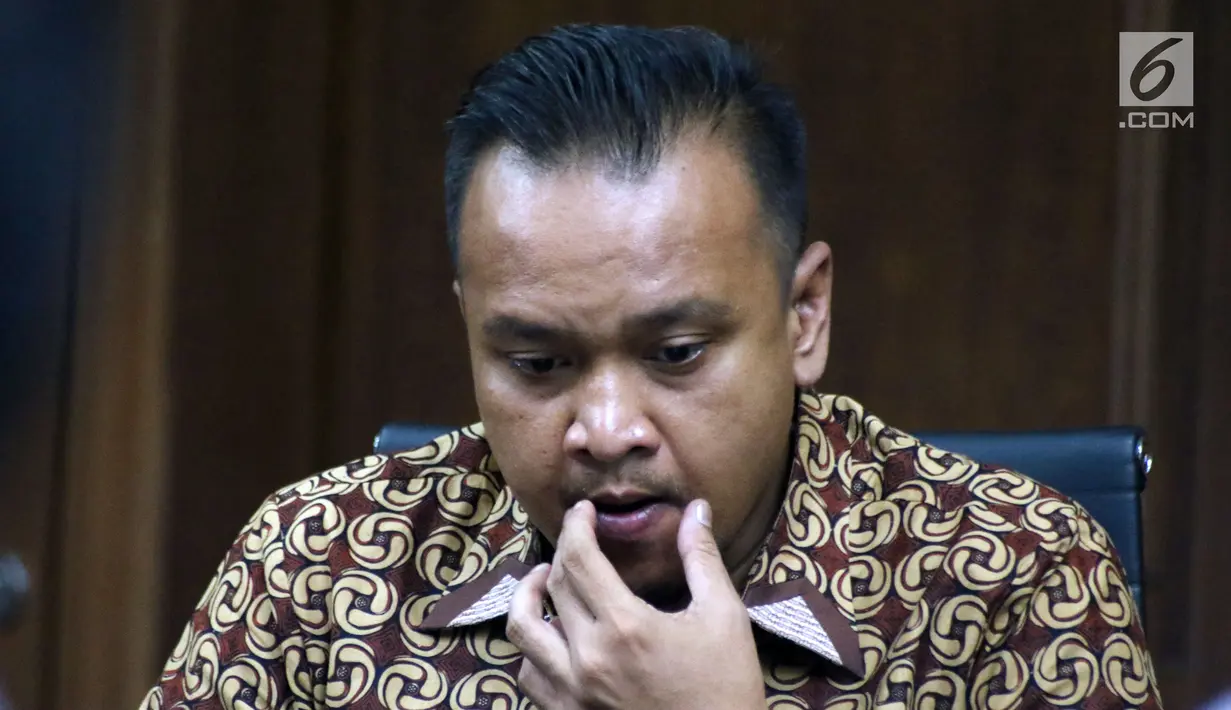 Direktur Operasional PT Murakabi Sejahtera, Irvanto Hendra Pambudi Cahyo saat menjalani sidang lanjutan dugaan korupsi proyek pengadaan e-KTP di Pengadilan Tipikor, Jakarta, Selasa (7/8). Sidang mendengar keterangan saksi (Liputan6.com/Helmi Fithriansyah)