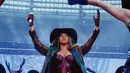Beyonce tampil dengan bustier dan coat, ia tampil begitu statement. [Foto: Instagram/ Beyonce]