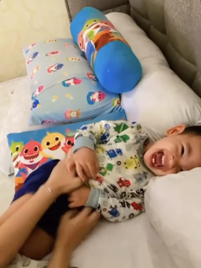 Fuji membagikan momen bermain dan bercanda bersama Gala Sky di rumah.