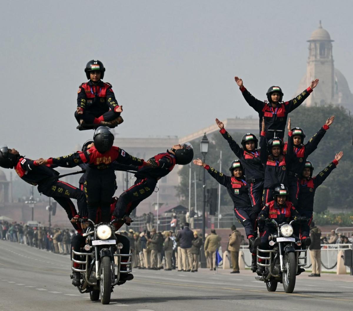 Tim pemberani sepeda motor wanita, Seema Bhawani yang merupakan anggota Pasukan Keamanan Perbatasan India (BSF) memamerkan keterampilan luar biasa mereka saat latihan parade Hari Republik di New Delhi, India, Rabu (17/1/2024).