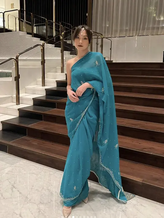 <p>Caitlin Halderman kenakan kain sari bergaya klasik. Hiasan kepala hadirkan pesona memikat pada tampilannya. [Foto: Instagram/ [Foto: Instagram/ Caitlin Helderman]</p>