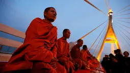 Sejumlah biksu berdoa selama mengikuti acara peringatan ulang tahun terakhir Raja Thailand, Bhumibol Adulyadej di atas sungai Chao Phraya di Bangkok, Thailand, Senin (5/12). Raja Thailand Bhumibol Adulyadej meninggal di RS Siriraj. (REUTERS/Jorge Silva)
