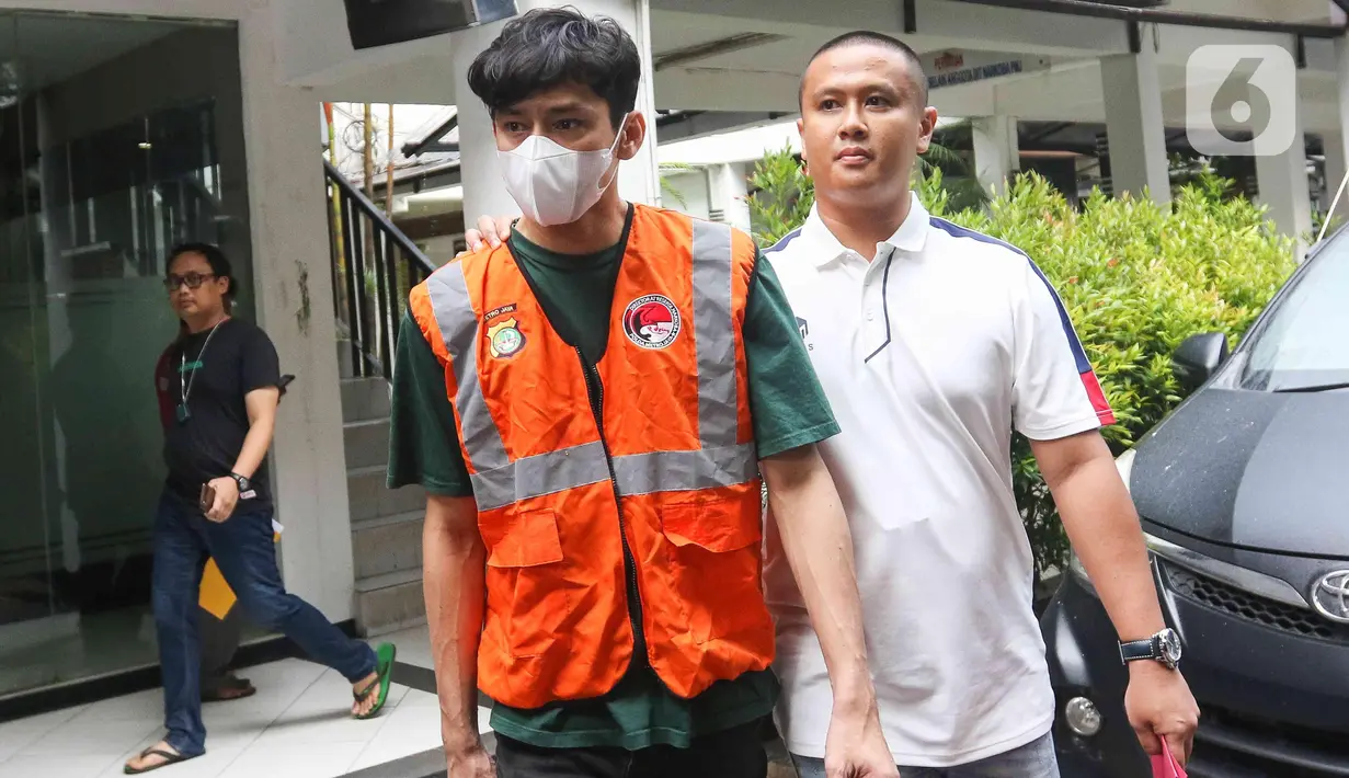 Aktor Revaldo Fifaldi Suria Permana dihadirkan untuk rilis kasus penyalahgunaan Narkoba di Polda Metro Jaya, Jumat (13/1/2023). Revaldo ditangkap di basement apartemen kawasan Cempaka Putih Jakarta Pusat, pada Selasa, 10 Januari 2023 sekira pukul 04.30 WIB. (Liputan6.com/Herman Zakharia)