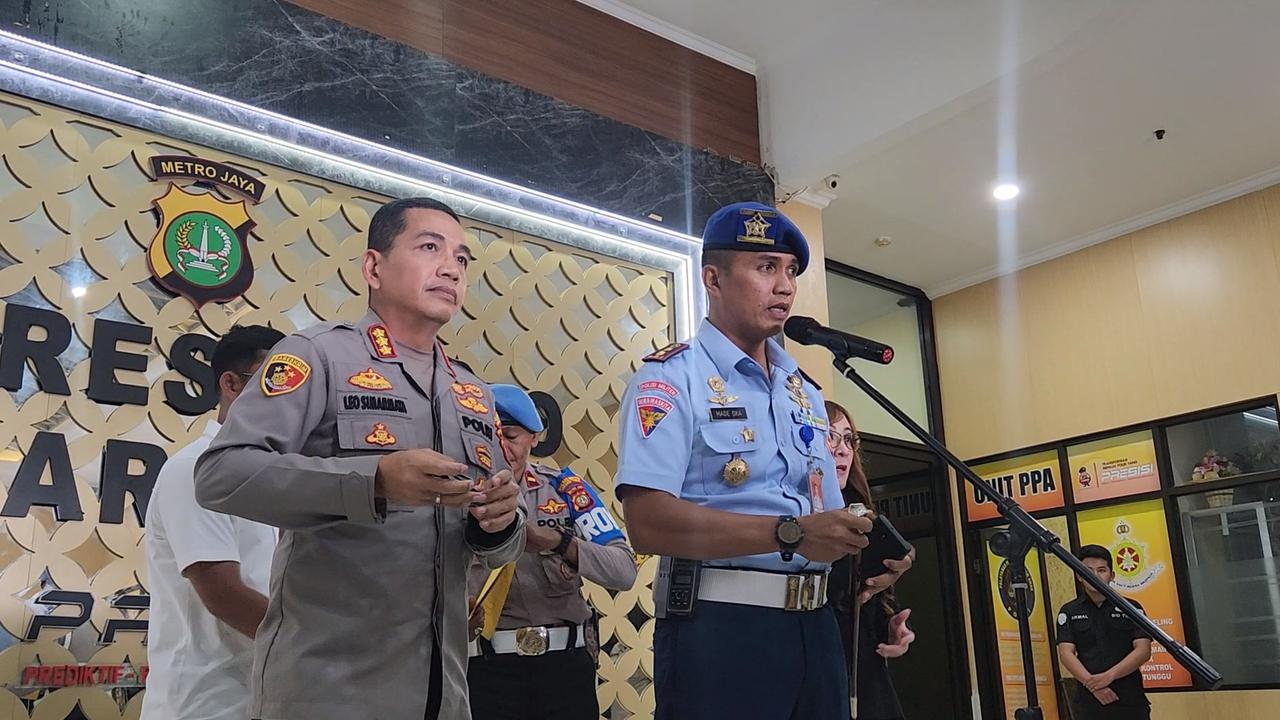 Kapolres Metro Jakarta Timur, Kombes Leonardus Simarmata bersama  Dansatpom Lanud Halim Perdana Kusuma Letkol Pom Made Oka Darmayasa saat jumpa pers di Polres Metro Jakarta Timur, Selasa (26/9/2023).