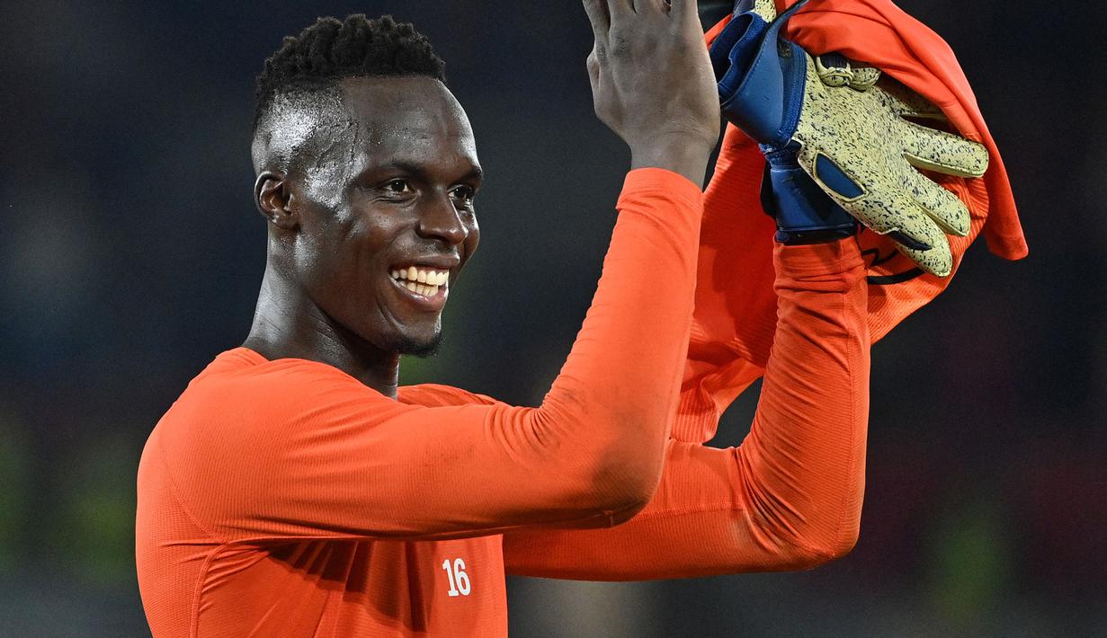 Edouard Mendy menjadi pemain yang mampu tampil apik selain Ben Chilwell, pencetak gol kemenangan. Pemain asal Senegal tersebut layak dinobatkan sebagai man of the match setelah mampu membuat enam kali penyelamatan dengan salah duanya terjadi pada momen penting. (AP/Justin Tallis)