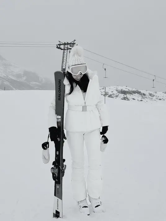 Kenakan puffer putih, Nia Ramadhani memadukan dengan beanie rajut untuk gaya maksimal.  (Foto: Nia Ramadhani/ Instagram)