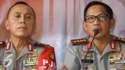 Kapolri Jenderal Pol Tito Karnavian didampingi Kapolda Metro Jaya Irjen Iriawan memberi keterangan kepada media saat rilis di RS Polri, Jakarta, Selasa (17/1). (Liputan6.com/Immanuel Antonius)