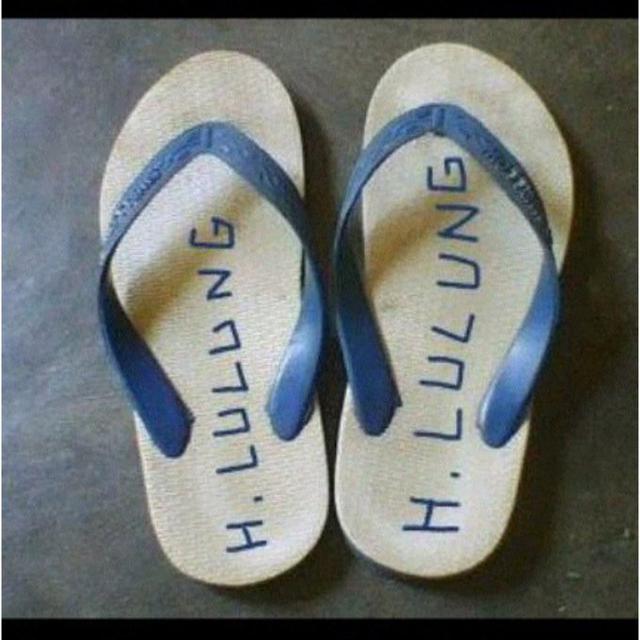 6 Nama Orang di Sandal Jepit Ini Curi Perhatian, Maling Senyum Tipis