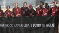 Viral para pemain Timnas Indonesia Putri membentangkan spanduk bertuliskan "Pak Erick kapan Liga 1 putri digelar" setelah melawan Timnas Chinese Taipei Putri. (Bola.com/Muhammad Iqbal Ichsan).