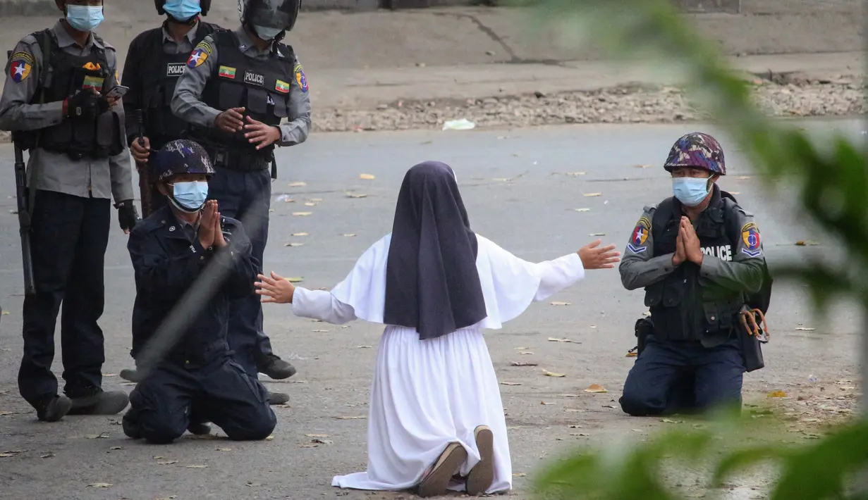 Suster Ann Rose Nu Tawng, biarawati Myanmar berlutut memohon kepada polisi untuk tidak menyakiti pengunjuk rasa di tengah tindakan keras terhadap demonstrasi menentang kudeta militer di Myitkyina di negara bagian Kachin Myanmar (8/3/2021). (Handout/Myitkyina News Journal/AFP)