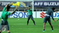 Pemain Timnas Indonesia, Andik Vermansyah (tengah) melakukan pemanasan jelang latihan resmi final pertama Piala AFF 2016 di Stadion Pakansari, Bogor, Selasa (13/12). Indonesia akan menjamu Thailand, Rabu (14/12). (Liputan6.com/Helmi Fithriansyah)