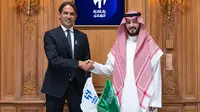 Simone Inzaghi saat teken kontrak dan dikenalkan sebagai pelatih anyar Al Hilal. (X @Alhilal_EN)